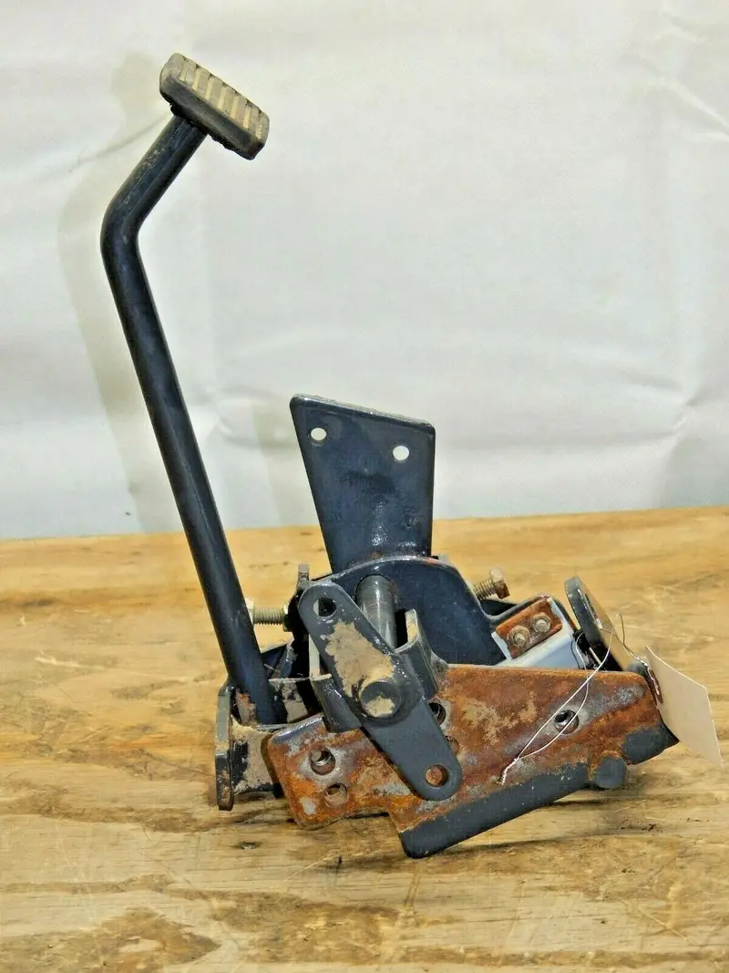 Complete Brake Pedal System For Kubota T1670 Riding Mower (Part K1162-43010) 1