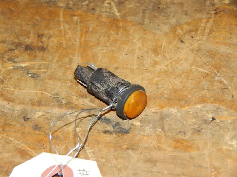 Cub Cadet Gt3200 (3000 Series) Oil Level Indicator Light – Used 1
