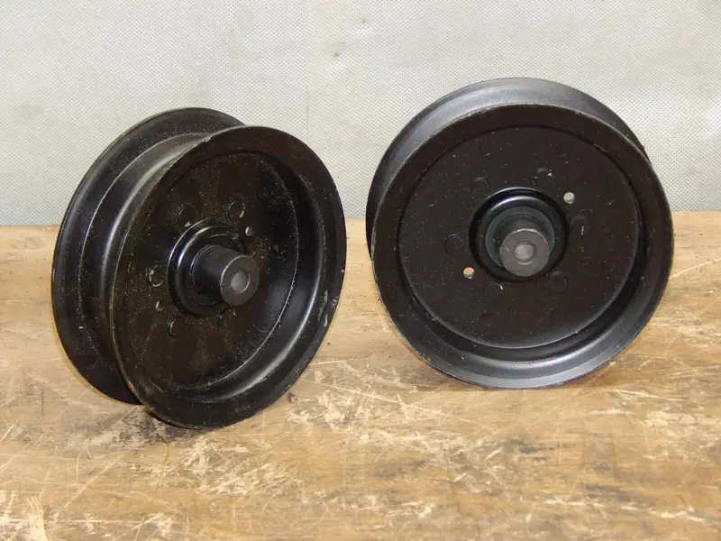 Husqvarna Flat Idler Pulley – Low-Friction Deck Belt Guide (532196104) 1