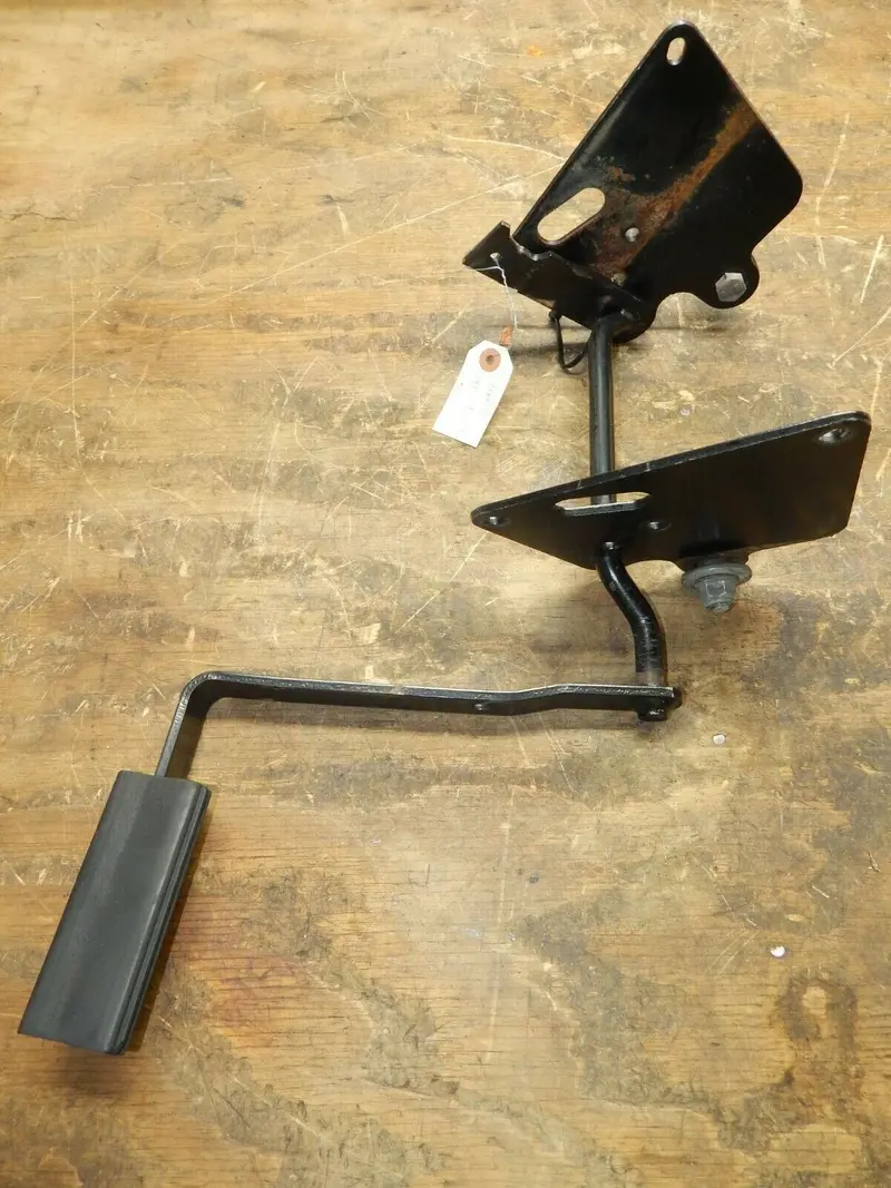 John Deere Gt262 Riding Lawn Mower Clutch Pedal Assembly (Part Am117058) 1