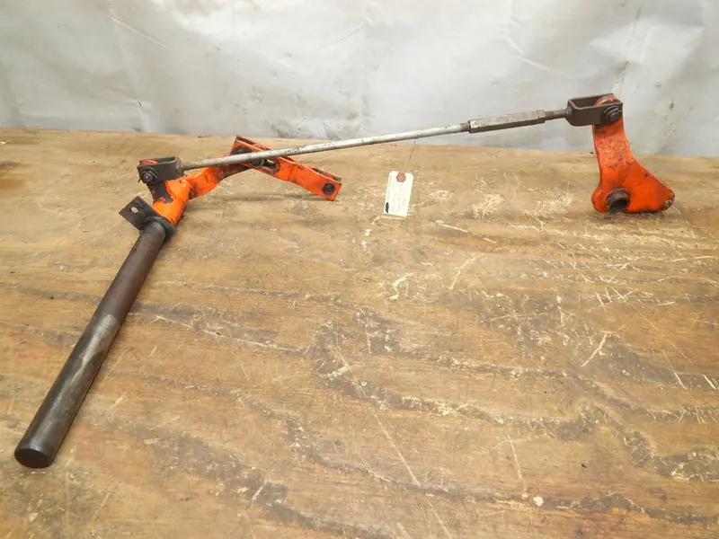 Kubota B2400H 4×4 Right-Hand Mower Lift Arm Assembly (K5761-61170 / K5761-61130) 1