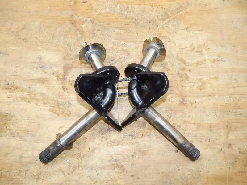 New Holland Gt20 Tractor Steering Spindles Tr94D7536 And Tr94D7537 1