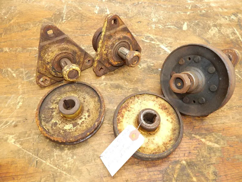 Set Of 3 Cast Spindles With Pulleys For John Deere 100, 200, And 300 Series Mowers 1