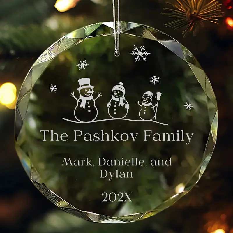 Three-Member Snowman Family Ornament – Personalized Glass Design 1