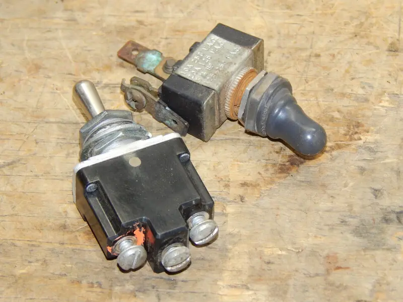 Toro 5400-D Reel Master (4Wd) Miscellaneous Switches – Lot Of 2 1