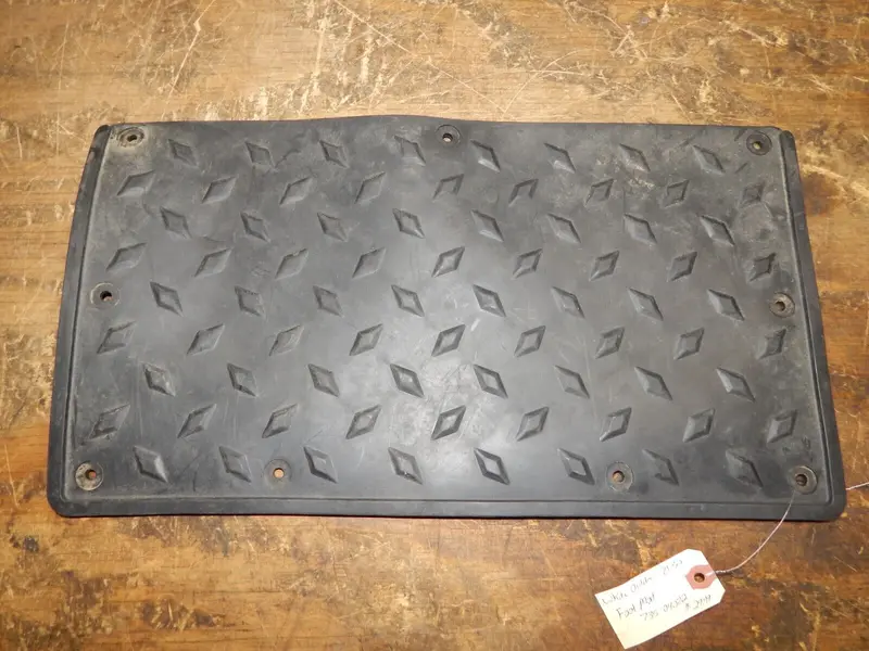 White Outdoor Zt-50 Operator Foot Mat (Part #735-04082) 1